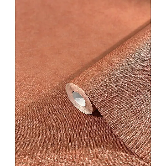 Marburg Shades Vliestapete - Rot-Orange, Uni, 10,05 x 0,53 m - Nahaufnahme einer Rolle Vinyltapete in einem warmen, erdigen Farbton, die Textur und Material hervorhebt.