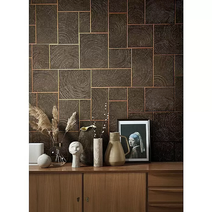 Marburg Natural Opulence Vliestapete - Braun, Holzoptik, 10,05 x 0,7 m - Dunkle Wandpaneele mit konzentrischer Holzmaserung und metallisch goldenen Gitterlinien, die einen Wohnraum über einem Holzschrank verschönern.