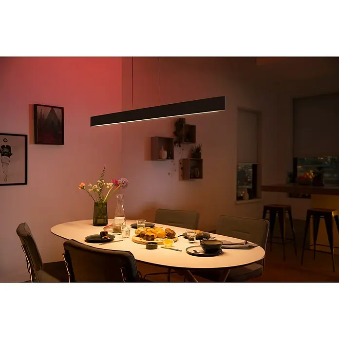 Philips Hue LED-Pendelleuchte White and Color Ambience Ensis - 79 W, L x B x H: 129,9 x 4 x 157 cm, Schwarz, RGBW - Hängeleuchte über Esstisch. Das moderne Designstück beleuchtet den Tisch in einer warmen Atmosphäre und schafft eine einladende Umgebung.