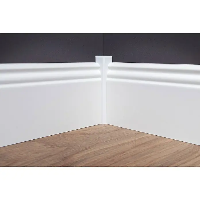 Sockelleiste - 240 cm x 16 mm x 95 mm, Fichte, Weiß - Nahaufnahme einer eleganten, weißen Fußleiste, die einen sauberen Übergang zwischen Wand und Holzboden bildet. Ideal für moderne Innenräume.