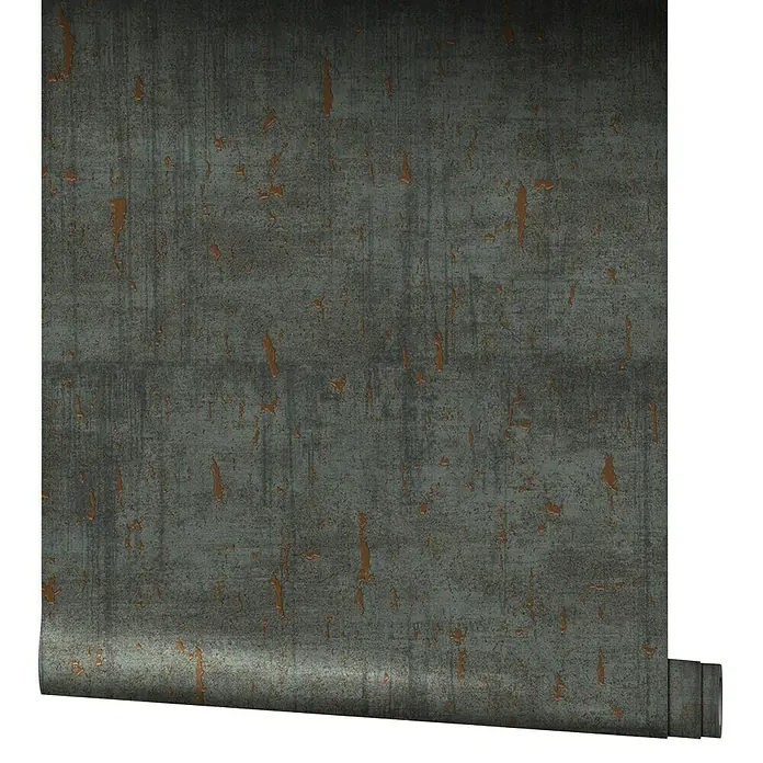 Marburg Natural Opulence Vliestapete - Anthrazit, Betonoptik, 10,05 x 0,7 m - Ein aufgerolltes Stück Tapete mit einem verwitterten, metallischen Design. Die Tapete ist grau mit braunen Akzenten, die einen rustikalen Eindruck verleihen.