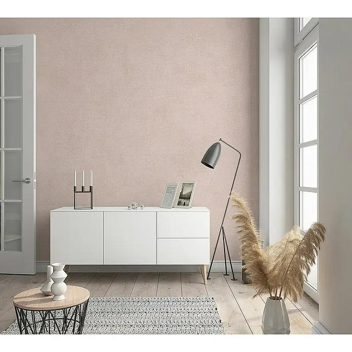 Marburg Shades Vliestapete - Rosa, Uni, 10,05 x 0,53 m - Ein modernes Wohnzimmer mit einer weißen Kommode, einer Stehlampe und dekorativen Elementen wie Vasen und Bildern.