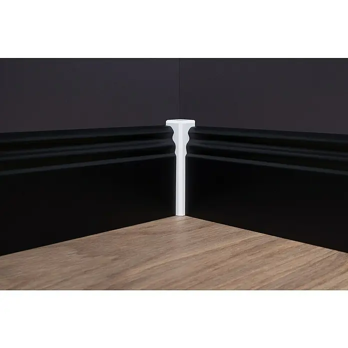 Sockelleiste - 240 cm x 16 mm x 80 mm, Fichte, Schwarz, Lackiert - Sockelleisten in Schwarz mit weißem Eckstück, das einen sauberen Übergang zwischen Wand und Boden bildet, verleihen dem Raum eine stilvolle Note.