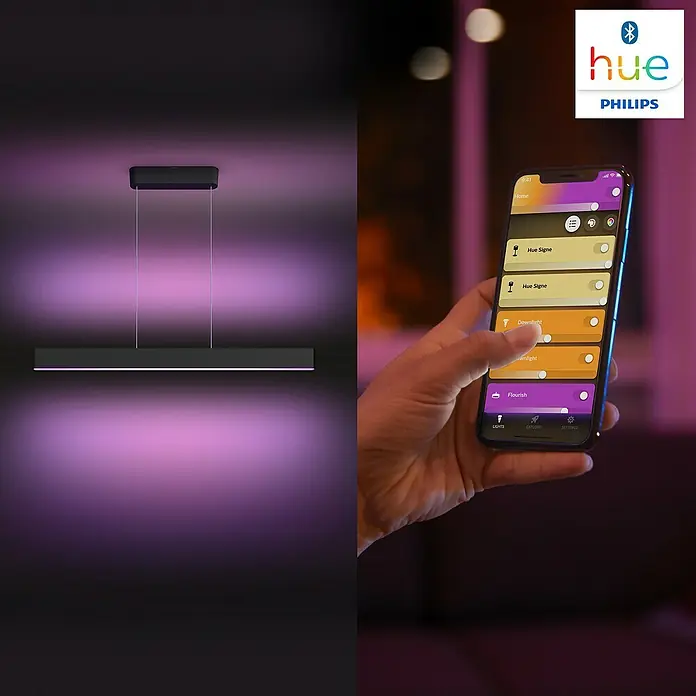 Philips Hue LED-Pendelleuchte White and Color Ambience Ensis - 79 W, L x B x H: 129,9 x 4 x 157 cm, Schwarz, RGBW - Philips Hue Leuchte: Eine moderne, längliche Hängeleuchte mit violettem Licht und ein Smartphone mit der Hue App zur Steuerung.
