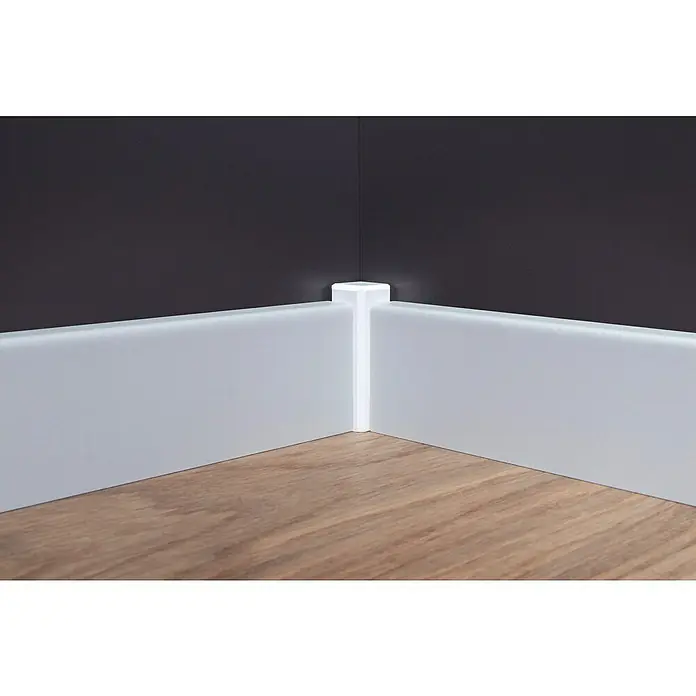 Sockelleiste - 240 cm x 16 mm x 58 mm, Fichte, Grau, Lackiert - Detailaufnahme von weißen LED-Sockelleisten an einer Wand, die ein modernes und stilvolles Designelement im Raum darstellt.