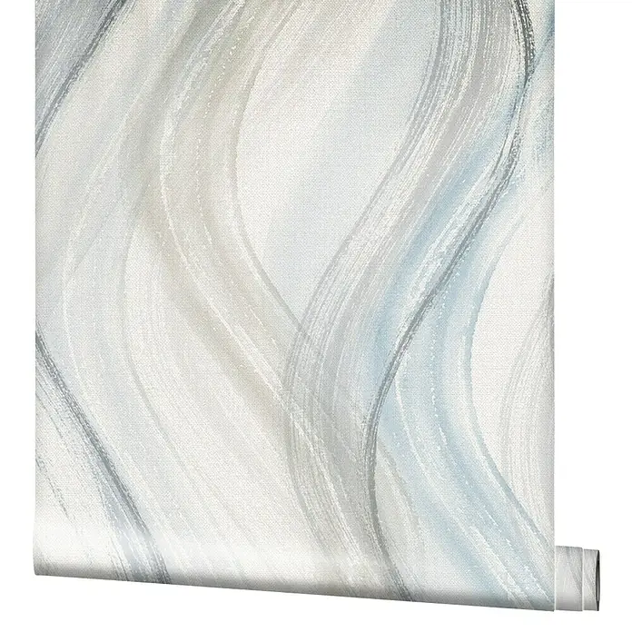 Marburg Shades Vliestapete - Greige-Blau, Wellen, 10,05 x 0,53 m - Nahaufnahme einer Rolle Wandtapete mit grau-blauen, abstrakten Pinselstrichen auf hellem Grund.