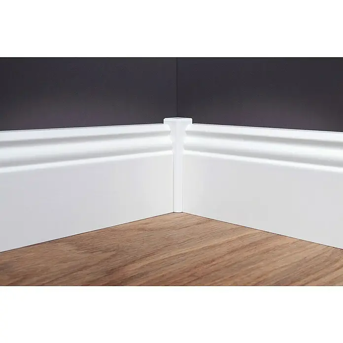 Sockelleiste - 240 cm x 16 mm x 80 mm, Fichte, Weiß - Nahaufnahme einer stilvollen weißen Fußleiste, die eine elegante Verbindung zwischen Wand und Holzboden in einem modernen Raum schafft.