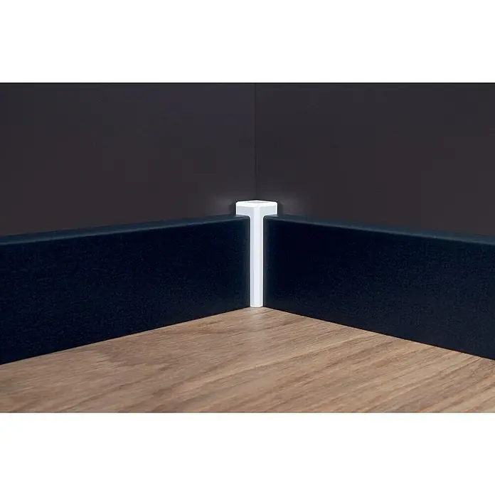 Sockelleiste - 240 cm x 16 mm x 58 mm, Fichte, Anthrazit, Lackiert - Detailaufnahme einer modernen, dunklen Sockelleiste mit weißem Eckverbinder, die einen stilvollen Übergang zur Wand bildet und den Raum aufwertet.