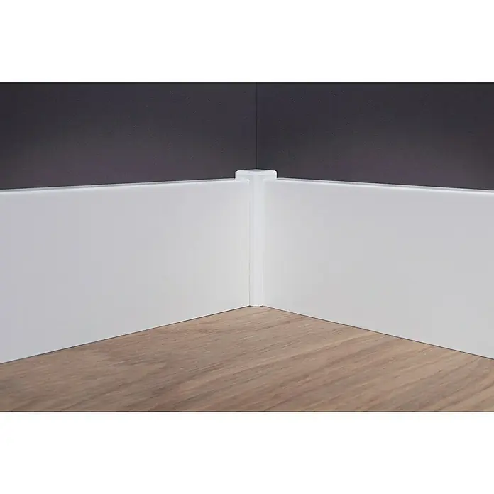 Sockelleiste - 240 cm x 16 mm x 80 mm, Fichte, Lackiert - Weiße Sockelleisten an einer Wand mit einem Eckverbinder, der ein sauberes und modernes Finish für jeden Raum bietet.