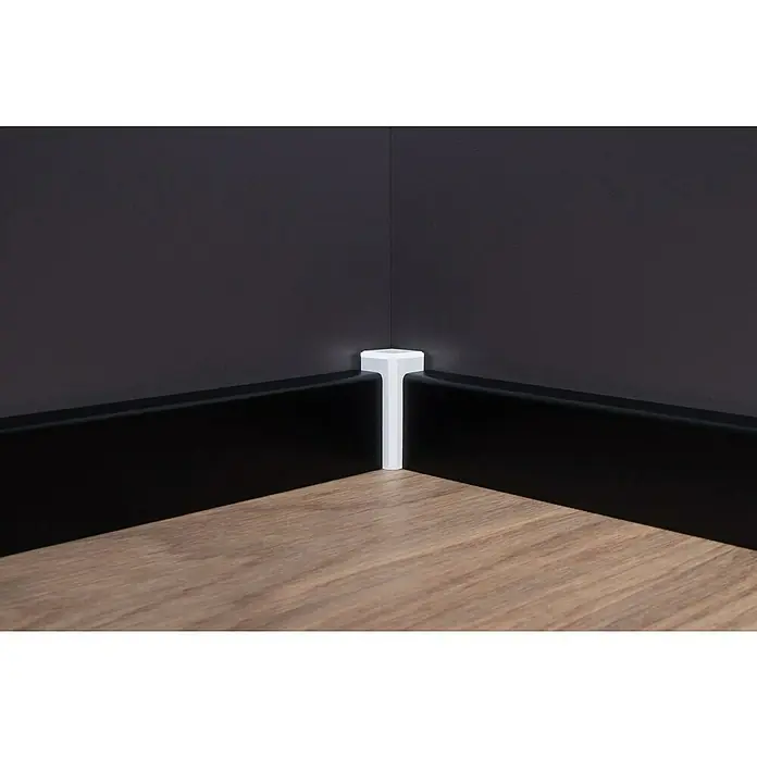 Sockelleiste - 240 cm x 16 mm x 40 mm, Fichte, Lackiert, Schwarz - Eckansicht eines modernen Zimmers mit einer weißen Sockelleisten-Ecke, die sich harmonisch von den schwarzen Sockelleisten und Wänden abhebt.