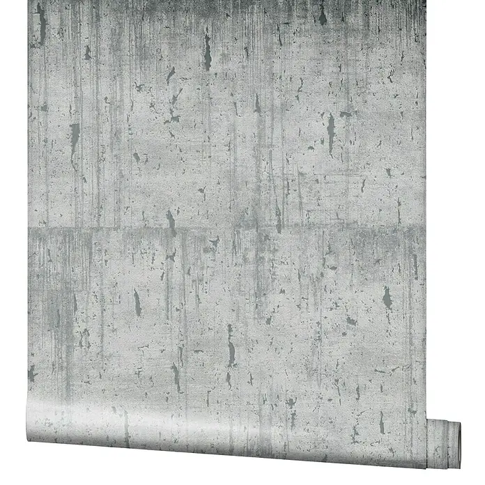 Marburg Natural Opulence Vliestapete - Grau, Betonoptik, 10,05 x 0,7 m - Graue Beton-Effekt Tapete aufgerollt präsentiert. Die Tapete mit ihrer realistischen Betonstruktur verleiht jedem Raum ein industrielles Flair.