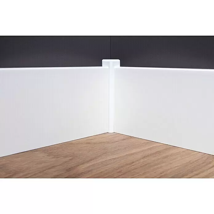 Sockelleiste - 240 cm x 16 mm x 95 mm, Fichte, Weiß, Lackiert - Weiße Fußleiste mit Eckverbinder, in einer Raumecke installiert.
