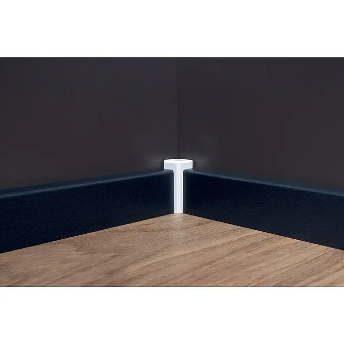 Sockelleiste - 240 cm x 16 mm x 40 mm, Fichte, Lackiert, Anthrazit - Eckansicht mit dunklen Sockelleisten und weißer Eckverbindung. Das Design kombiniert Funktionalität mit einer klaren ästhetischen Linie.