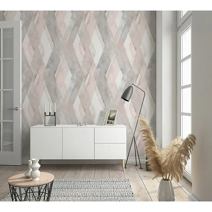 Marburg Shades Vliestapete - Rosa-Greige, Grafisch, 10,05 x 0,53 m - Wohnzimmer mit einer Kommode und abstrakter Tapete in Rosa und Grau.