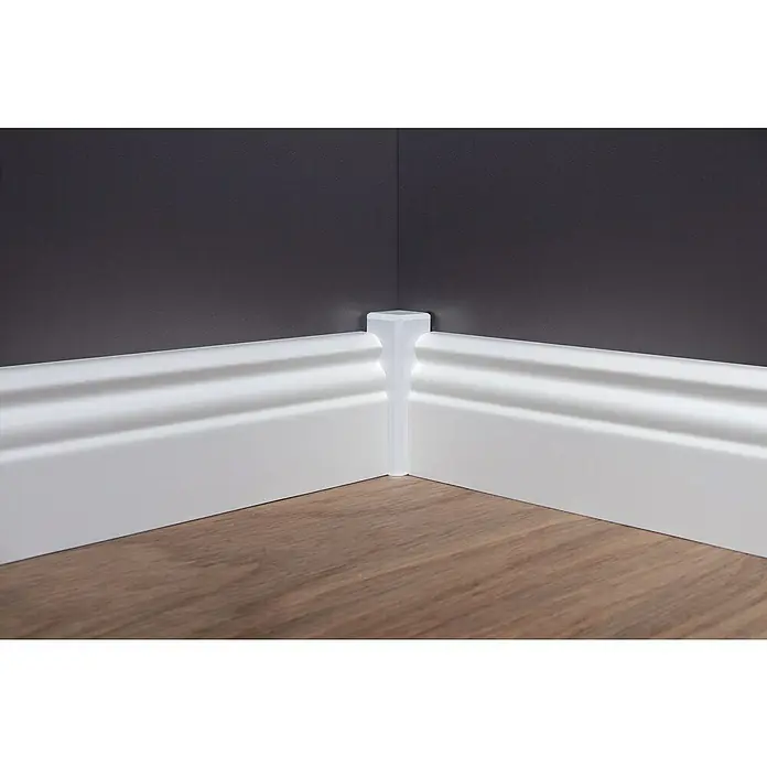 Sockelleiste - 240 cm x 16 mm x 58 mm, Fichte, Weiß - Detailaufnahme von weißen Fußleisten in einem Raum, die einen sauberen Übergang zwischen Wand und Holzboden bilden.