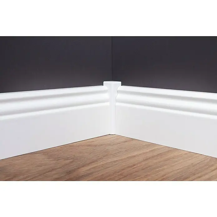 Sockelleiste - 240 cm x 16 mm x 70 mm, Fichte, Weiß - Weisse Zierleiste an einer Wand mit dunkler Farbe und Holzboden. Die Zierleiste ist detailliert und bildet eine saubere Ecke.