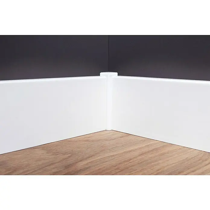 Sockelleiste - 240 cm x 16 mm x 80 mm, Fichte, Weiß, Lackiert - Weiß gestrichene Sockelleiste an einer Wand mit einem Eckstoß, der sich auf einem Holzboden befindet. Diese Sockelleiste verleiht dem Raum eine besondere Note.