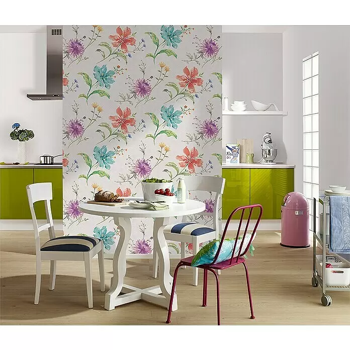 Marburg Shades Vliestapete - Weiß, Floral, 10,05 x 0,53 m - Aquarell-Blumentapete mit blauen, orangefarbenen, violetten Blumen, die eine lebendige Akzentwand in einer modernen Küche schaffen.