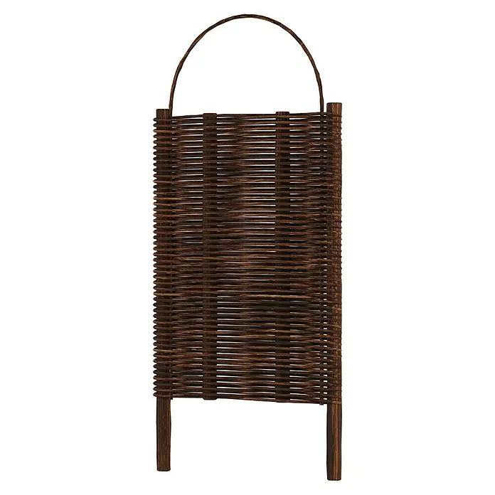 T & J Sichtschutzelement Alessia - B x H: 56 x 116 cm, Naturmaterialien, Braun - Nahaufnahme eines rustikalen, handgefertigten Weidenkorbs mit einem gebogenen Griff und einem rechteckigen geflochtenen Körper.