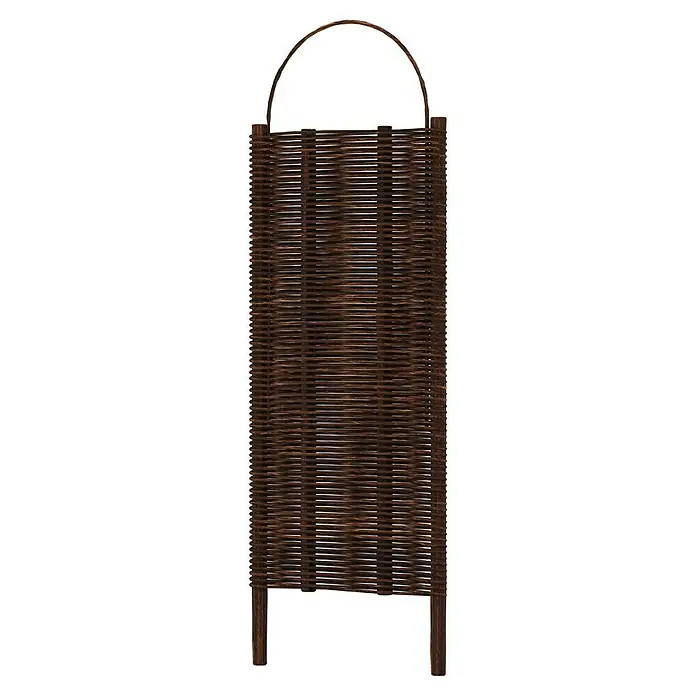 T & J Paravent Alessia - B x H: 56 x 156 cm, Natur - Korb: Ein hochformatiger, dunkelbrauner Korb mit Henkel. Die Flechtstruktur ist deutlich erkennbar.