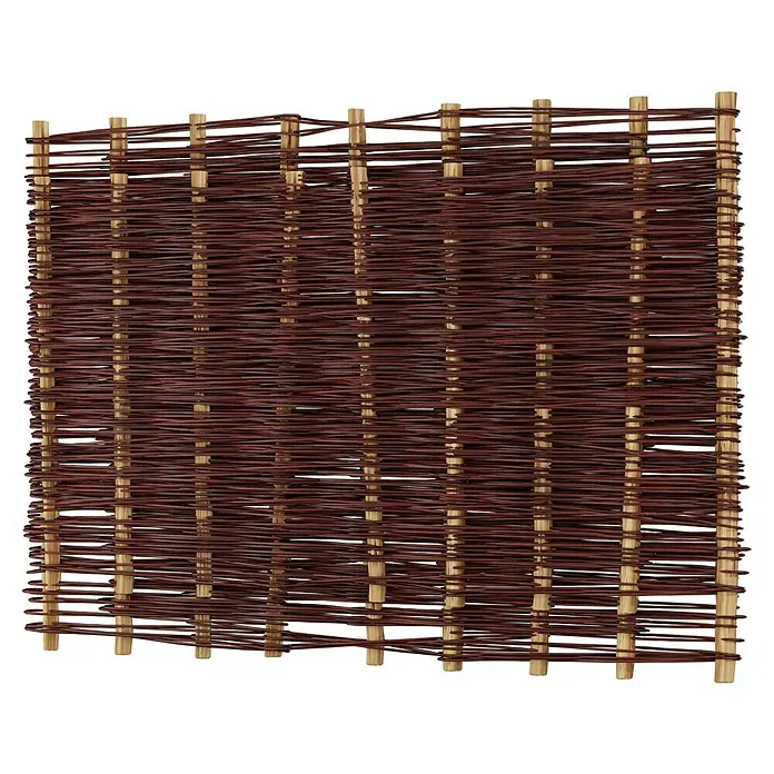T & J Sichtschutzelement Aso - 180 x 90 cm, Braun - Nahaufnahme eines dekorativen Weidenzauns mit braunen Zweigen und hellen Holzpfosten auf schwarzem Hintergrund.