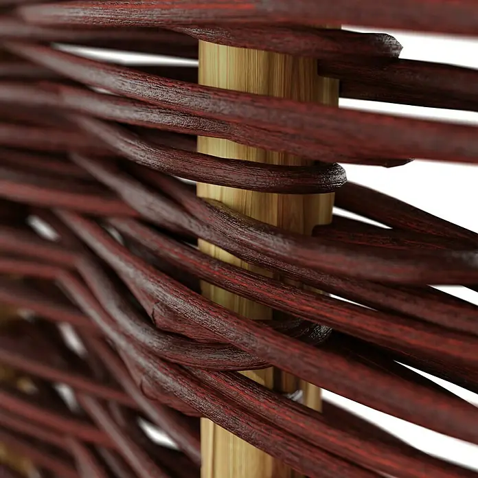 T & J Sichtschutzelement Aso - 180 x 150 cm, Braun - Nahaufnahme eines geflochtenen Weidenzauns mit braunroten Zweigen, die um helle Holzpfosten gewickelt sind.