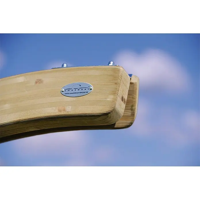 Amazonas Hängesesselgestell Globo Stand 1-Sitzer - L x B x H: 136 mm x 127 cm x 170 cm, Holz - Nahaufnahme eines Amazonas-Hängemattengestells aus Holz mit einem Markenlogo vor blauem Himmel.