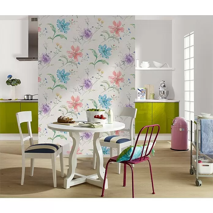 Marburg Shades Vliestapete - Greige, Floral, 10,05 x 0,53 m - Aquarell-Blumentapete mit blauen, rosa, lila und gelben Blumen auf hellem Grund an einer Küchen-Trennwand.