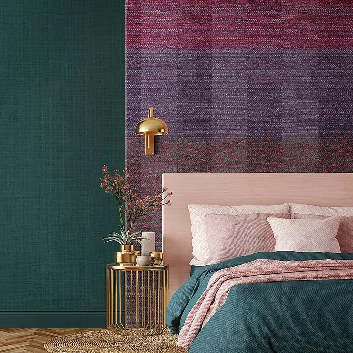 Marburg Smart Art Gallery Fototapete Webstreifen quer - B x H: 2,12 x 3,4 m, Vlies, Rot-Lila - Elegantes Schlafzimmer-Interieur mit petrolfarbener Bettwäsche, rosa Akzenten und einer goldenen Nachttischlampe, das eine luxuriöse Atmosphäre schafft.