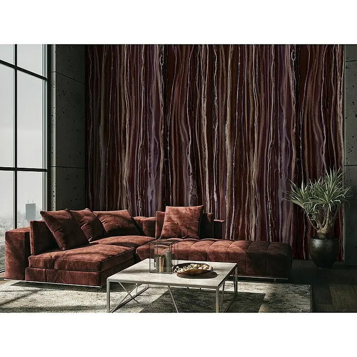 Marburg Smart Art Gallery Fototapete - B x H: 1,59 x 2,7 m, Vlies, Braun-Lila - Elegantes Wohnzimmer mit einem burgunderroten Sofa, das vor einer gemusterten Wand und einem großen Fenster steht.