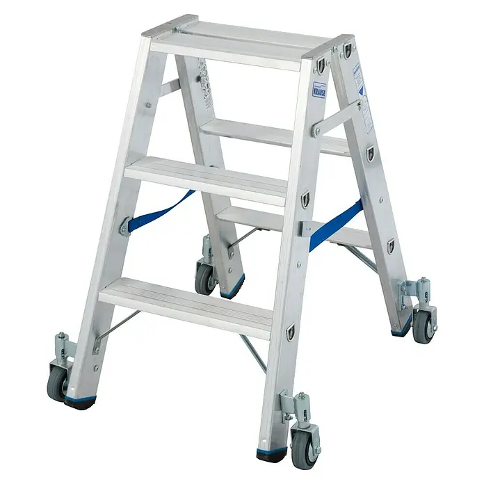 Krause Stabilo Doppelleiter Fahrbar - Anzahl Tritte: 6 Stk., Arbeitshöhe: 2,25 m, Aluminium - Bild einer Krause Treppenleiter aus Aluminium mit drei Stufen und Rollen für den einfachen Transport.