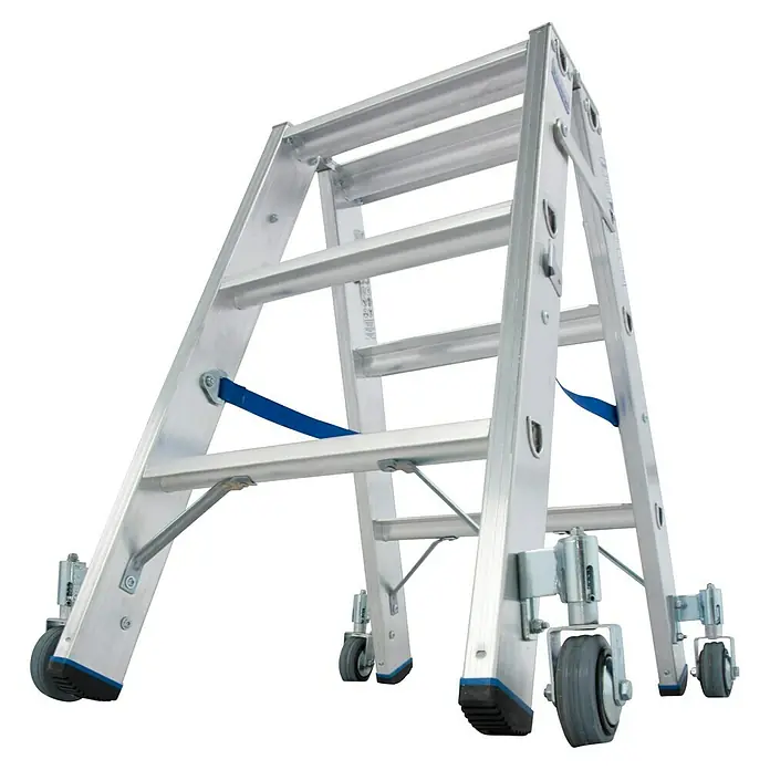 Krause Stabilo Doppelleiter Fahrbar - Anzahl Tritte: 6 Stk., Arbeitshöhe: 2,25 m, Aluminium - Nahaufnahme einer Aluminium-Rollgerüstleiter, die für Stabilität und Mobilität mit Rollen ausgestattet ist. Ideal für Bau- und Wartungsarbeiten.