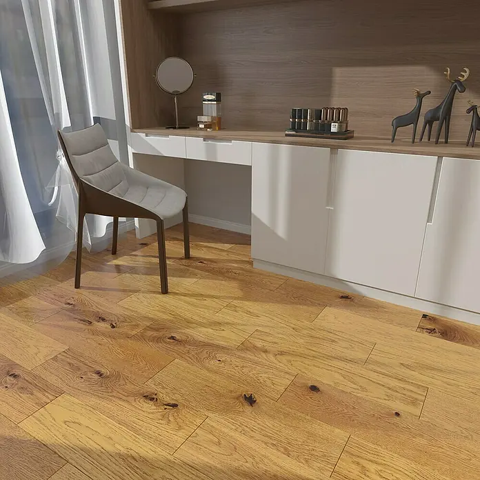 Parkett - Eiche Varius matt lackiert, Landhausdiele, 725 x 180 x 14 mm - Ein stilvolles Zimmer mit einem eleganten Stuhl, der vor einem Schminktisch mit Holzoberfläche und weißen Schränken steht. Der Holzboden rundet das Bild ab.