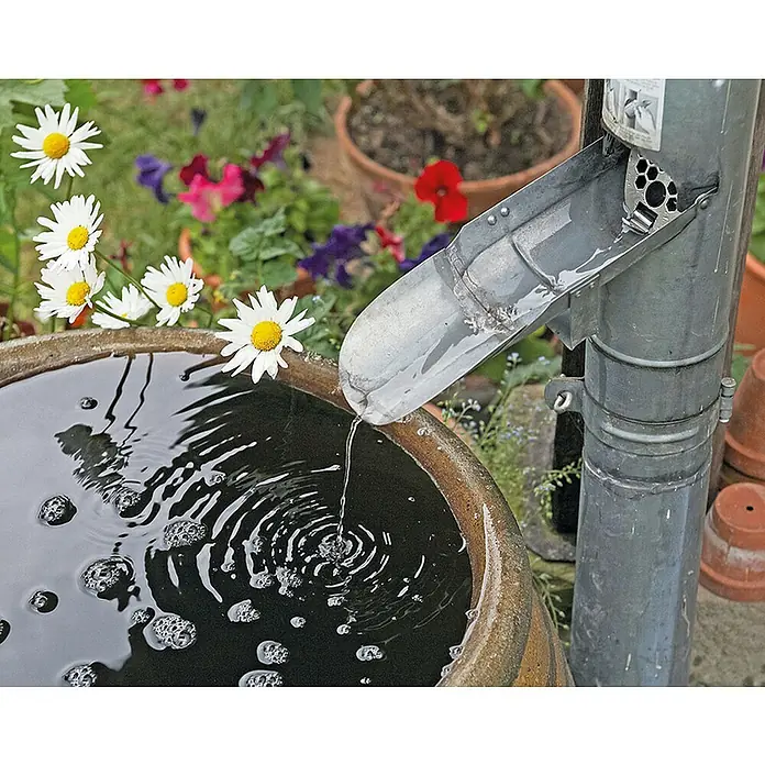 Sarei Regenwasserklappe - Nennweite: 80 mm, Aluminium - Regenwasser wird durch ein Fallrohr in einem Behälter gesammelt, um Gartenblumen zu bewässern.