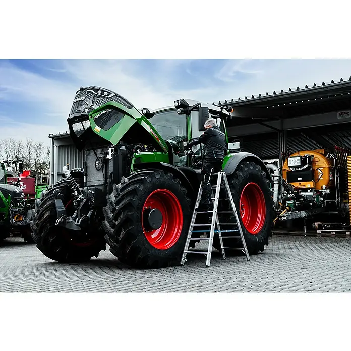 Krause Stabilo Doppelleiter - Anzahl Tritte: 14 Stk., Arbeitshöhe: 3,2 m, Aluminium - Bild eines Fendt Traktors bei Wartungsarbeiten mit offenem Motorklappe und einer Person auf einer Leiter.