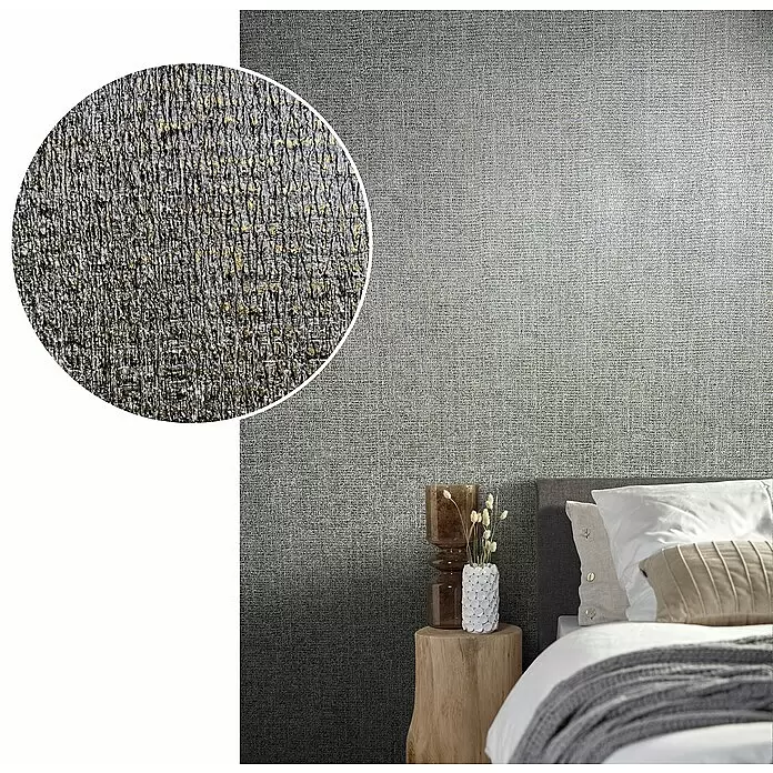 Marburg Natural Opulence Vliestapete - Grau-Silber, Uni, 10,05 x 0,7 m - Strukturierte graue Tapete mit goldenen Details und dunklem Verlauf unten, hinter einem Bett in einem Schlafzimmer.