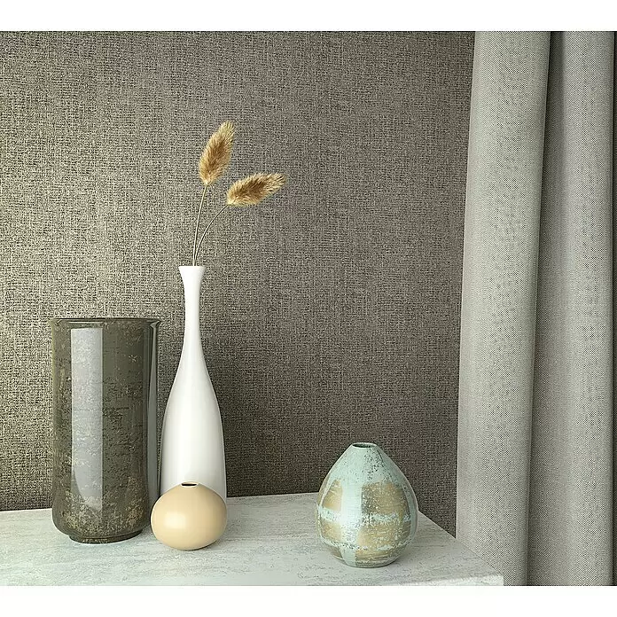 Marburg Natural Opulence Vliestapete - Grau-Silber, Uni, 10,05 x 0,7 m - Dekoratives Arrangement aus vier Vasen (dunkel, weiß mit Trockengras, beige, blau/gold) auf einem Tisch vor strukturierter Wand.