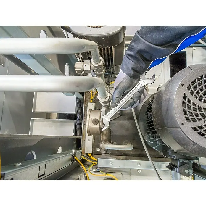 Hazet Doppelmaulschlüssel - Schlüsselweite: 8 mm - 9 mm - Ein Mechaniker benutzt einen Hazet-Schlüssel, um an einer Maschine zu arbeiten. Die Reparatur mit Werkzeug wird professionell durchgeführt.
