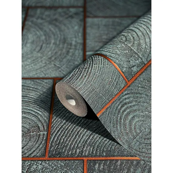 Marburg Natural Opulence Vliestapete - Anthrazit, Holzoptik, 10,05 x 0,7 m - Nahaufnahme einer Rolle graublauer Tapete mit braunen Akzenten und einem stilvollen Baumringmuster, perfekt für moderne Innenräume.