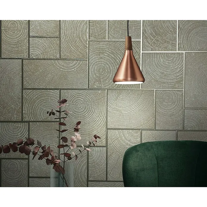 Marburg Natural Opulence Vliestapete - Beige, Holzoptik, 10,05 x 0,7 m - Nahaufnahme einer stilvollen Kupferpendelleuchte vor einer Wand mit Holzmaserungsmuster.