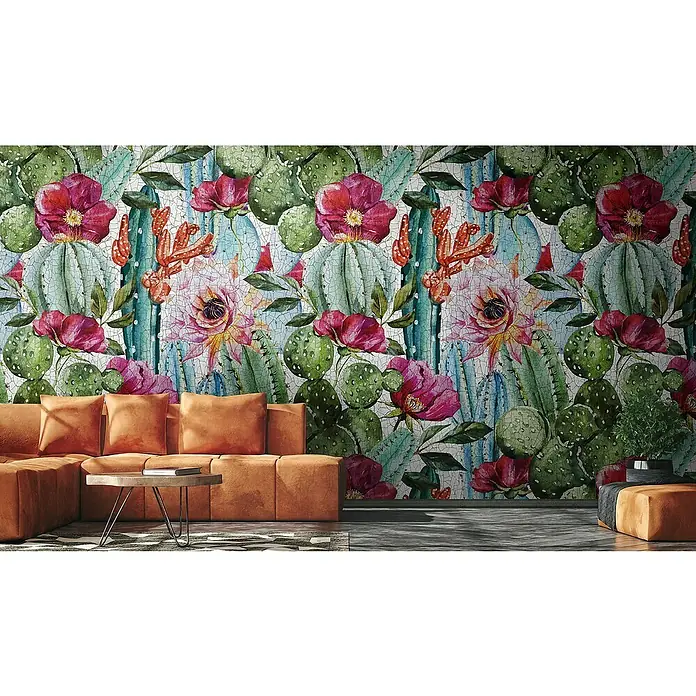 Marburg Smart Art Gallery Fototapete Craquelé - B x H: 2,65 x 3,4 m, Vlies, Motiv IV - Wohnzimmer mit einem orangefarbenen Sofa und einer Wandtapete mit Kakteen und Blumen, die dem Raum eine lebendige Atmosphäre verleiht.