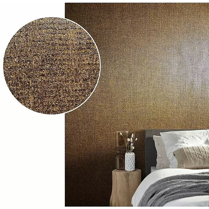 Marburg Natural Opulence Vliestapete - Kupfer, Uni, 10,05 x 0,7 m - Strukturierte goldbraune Tapete in einem Schlafzimmer. Nahaufnahme zeigt feine Webstruktur.