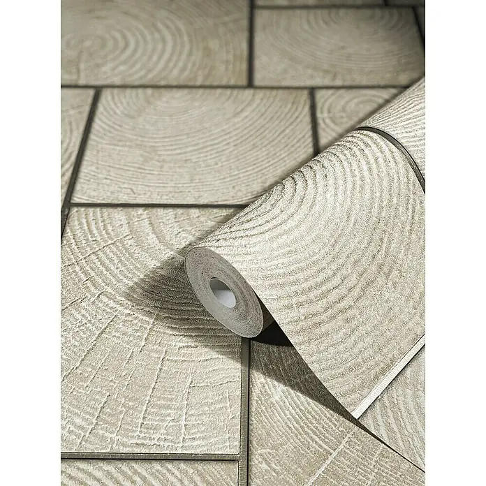 Marburg Natural Opulence Vliestapete - Beige, Holzoptik, 10,05 x 0,7 m - Nahaufnahme einer Rolle Holzstapel-Tapete mit einem Muster, das Holzstapeln ähnelt und eine einzigartige und natürliche Optik bietet.