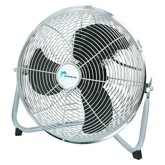 Lifetime Ventilador de suelo Air - Potencia nominal: 80 W, Plateado, 40 cm - Primer plano de un ventilador de suelo Lifetime Air, con rejilla cromada y tres aspas negras, sobre fondo negro.