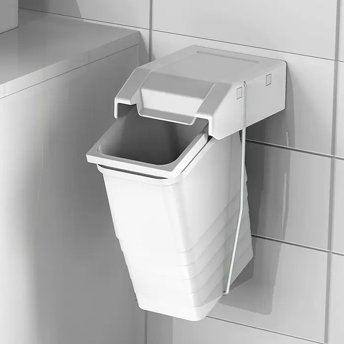 essensa Standard-Mülleimer Single - 8 l, Kunststoff, Weiß - Ein weißer, an der Wand montierter Abfalleimer mit Deckel und Metallrahmen. Er ist modern und funktional gestaltet und passt in jedes Badezimmer.