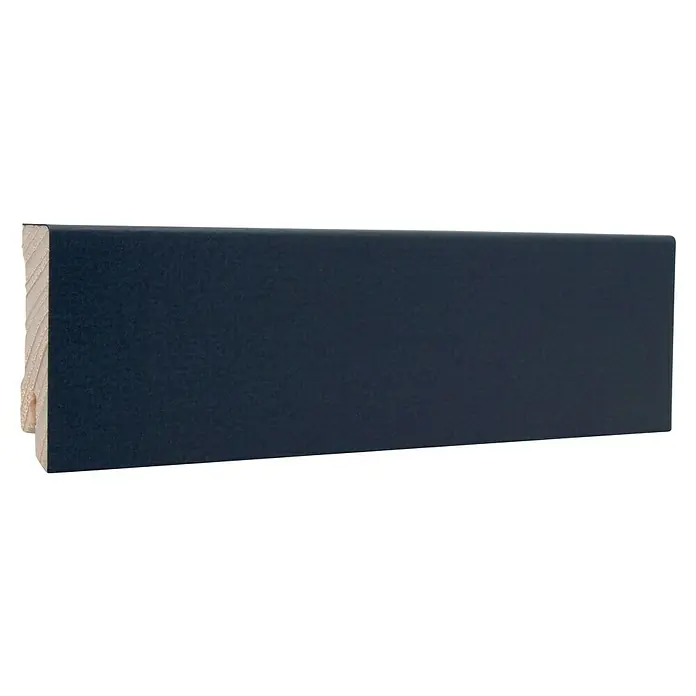 Sockelleiste - 240 cm x 16 mm x 58 mm, Fichte, Anthrazit, Lackiert - Nahaufnahme eines dunkelblauen Holzrahmens, der die Maserung und die Farbe des Materials hervorhebt.\n