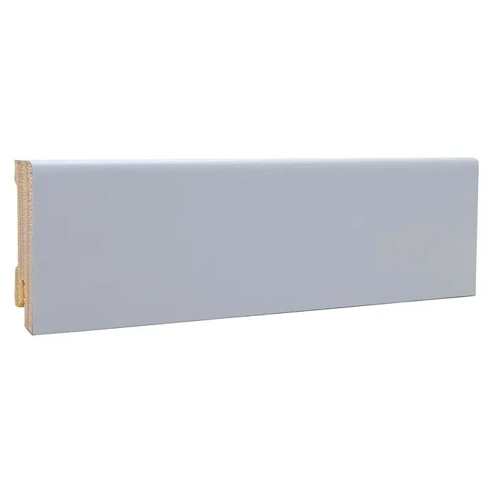 Sockelleiste - 240 cm x 16 mm x 58 mm, Fichte, Grau, Lackiert - Nahaufnahme einer weißen Fußleiste, die sich ideal für die Inneneinrichtung eignet. Das Holz ist von hoher Qualität und verleiht jedem Raum einen Hauch von Eleganz.