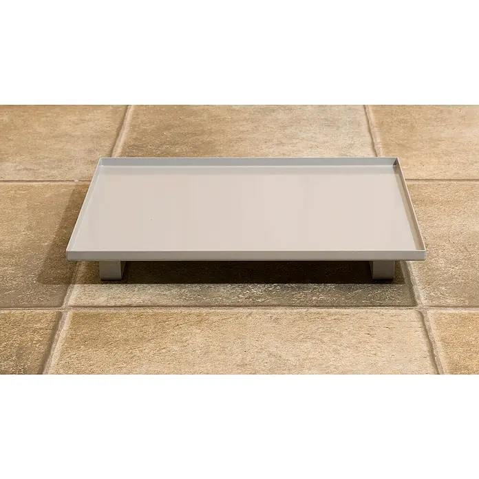 Weka Saunahaus Kurikka - Mit 7,5 kW Ofen mit digitaler Steuerung, L x B x H: 298 x 298 x 315 cm - Helles, rechteckiges Serviertablett aus Metall, das auf einem gefliesten Untergrund steht. Das Tablett hat eine schlichte und moderne Optik.
