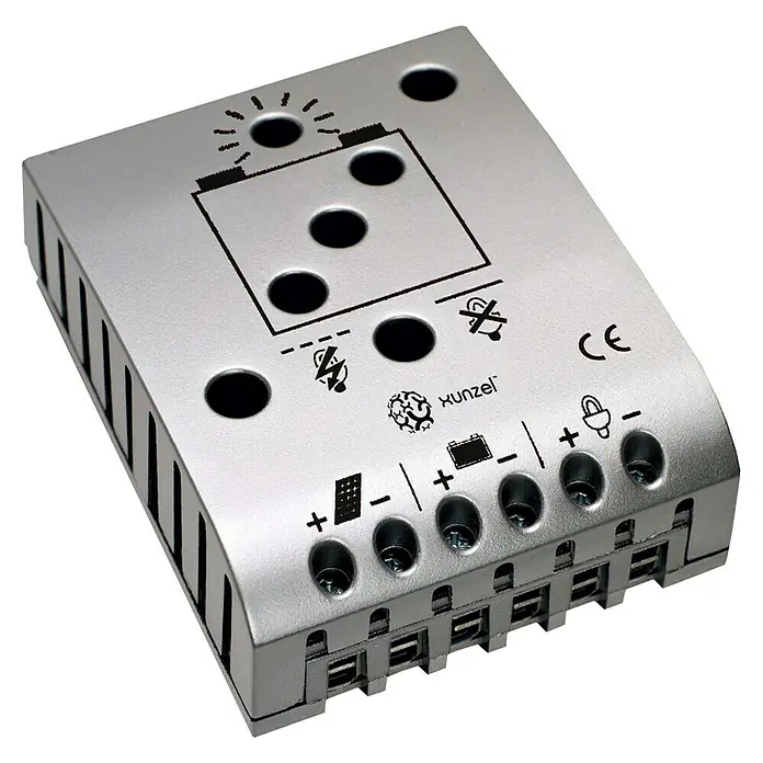 Xunzel Controlador de Carga Xcml - Corriente nominal: 5 A - Primer plano de un controlador de carga solar Xunzel plateado. Cuenta con múltiples puntos de conexión y símbolos para una fácil instalación.