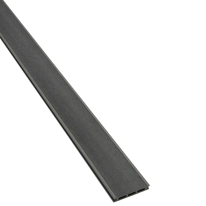 WPC-Terrassendiele Grey - 290 x 12 x 2 cm, Grau - Ein einzelnes, graues WPC-Terrassendielenprofil mit feiner Riffelung, ideal für moderne Außenbereiche und langlebige Bodenbeläge.